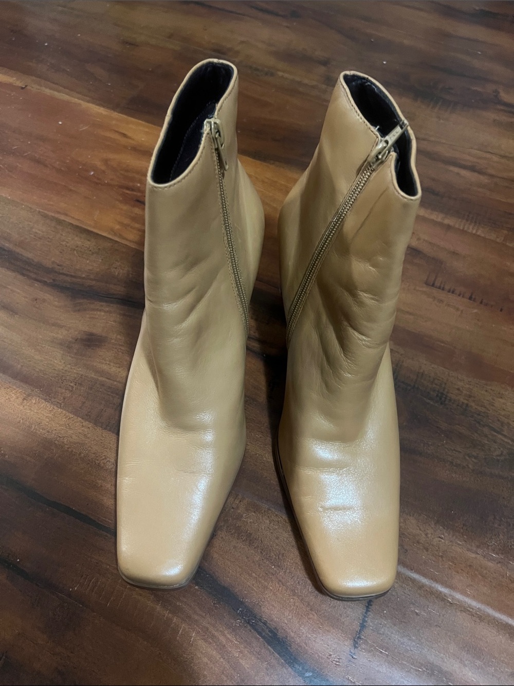 Like New White Mt Block Heel Square Toe Booties Camel Fall Fashion 9.5